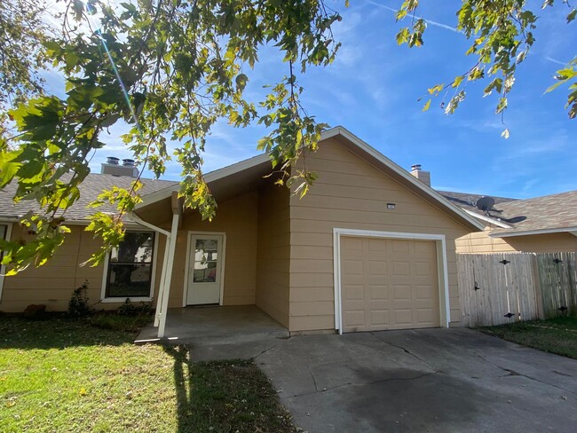 Building Photo - 3 bedroom duplex in Broken Arrow!