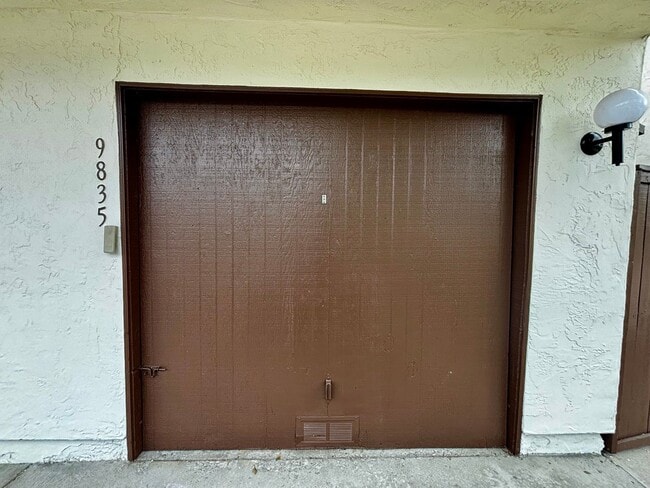 Building Photo - Updated and Spacious 2 bed 1.5 bath