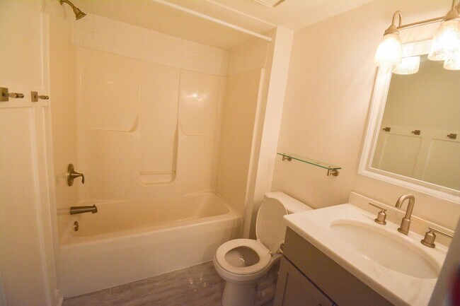 Building Photo - Luxury Lakeside Living – 3 Bed, 2.5 Bath Home with Stunning Views