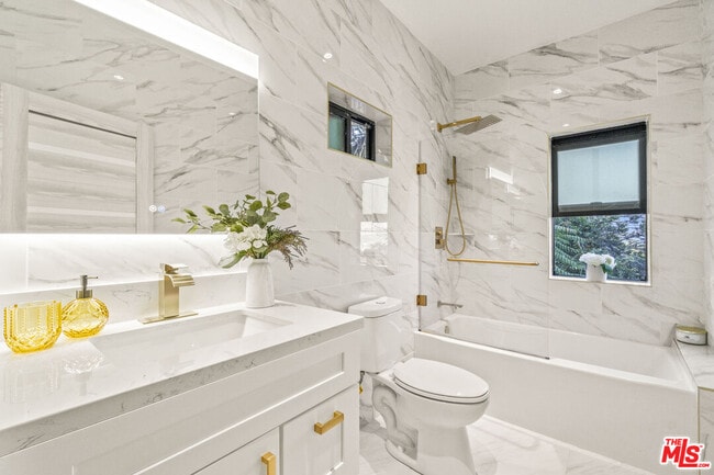 Building Photo - 2315 Loma Vista Pl