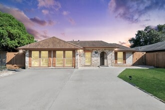Building Photo - 4503 Hollybrook Ln