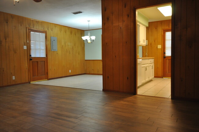 Building Photo - COMING SOON! 3 Bedroom 1.5 Bath Rental in ...