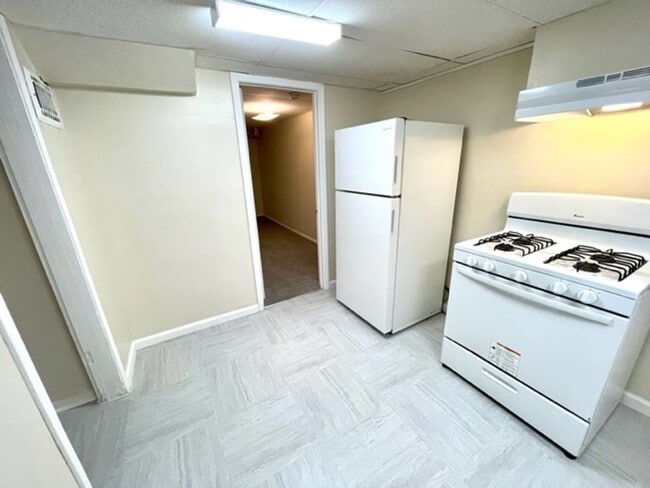 Building Photo - 1 Bedroom Apartment Downtown w/ Bonus Room - Utilities Included!