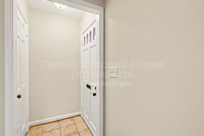 Building Photo - 3342 S Wakefield St