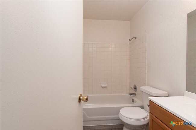 Building Photo - 2018 Cedarhill Dr