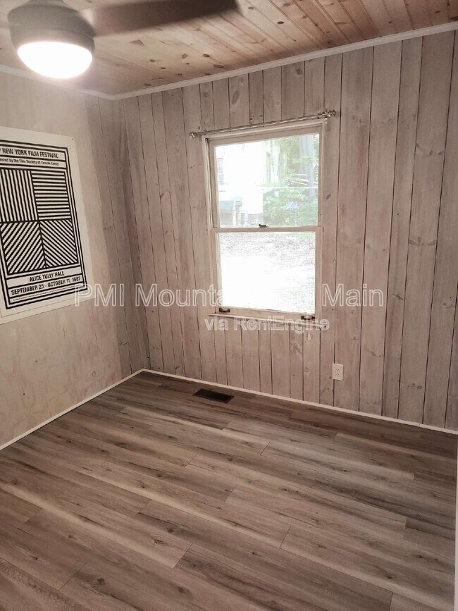 Building Photo - 488 Lake Hosea Dr