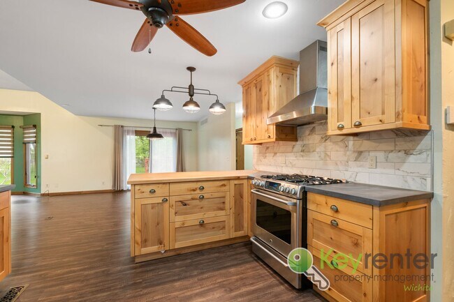 Building Photo - Beautiful 4 bed/3 bath with golf course vi...