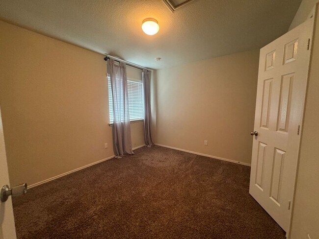Building Photo - 4 bedroom located in Yowell Ranch!