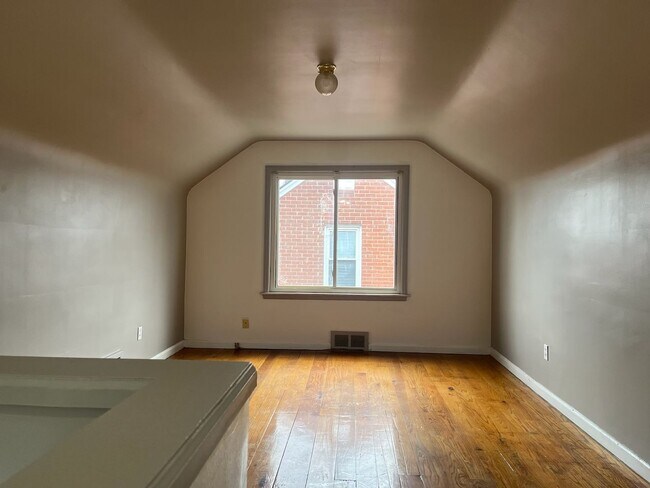 Building Photo - Lovely updated 3 bedroom house