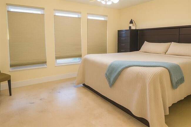 Building Photo - 10906 W Cove Harbor Dr