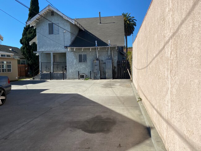 Remote control Secure Parking - 4012 S Normandie Ave