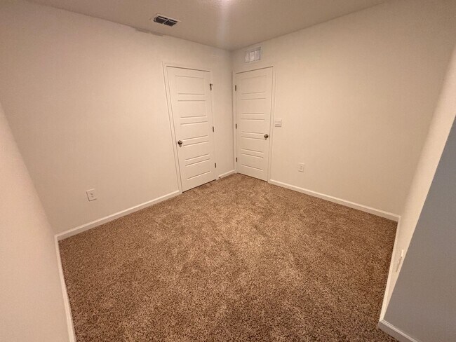 Building Photo - Never-Lived-In 3BR/2.5BA Townhome! Screened Lanai & Pond View!