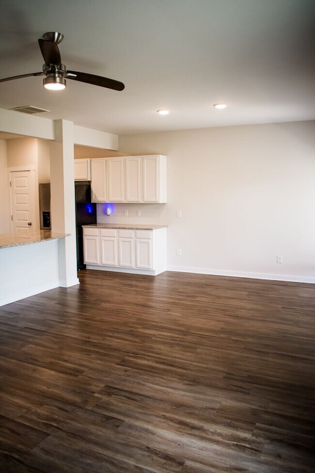 Building Photo - Spacious 3-Bedroom Home with Loft – Minute...