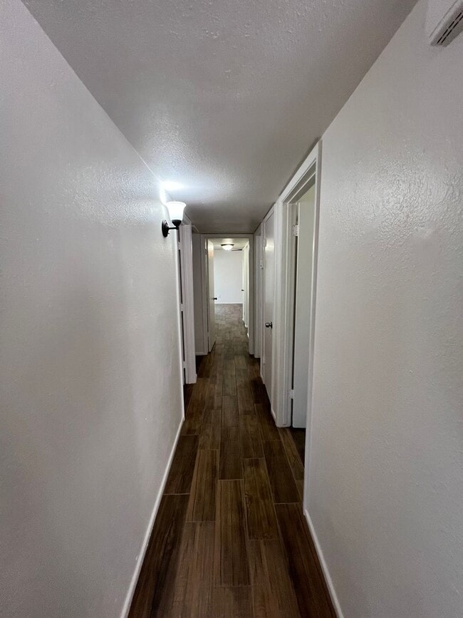 Building Photo - REMODELED 3 BEDROOM IN TOWN!