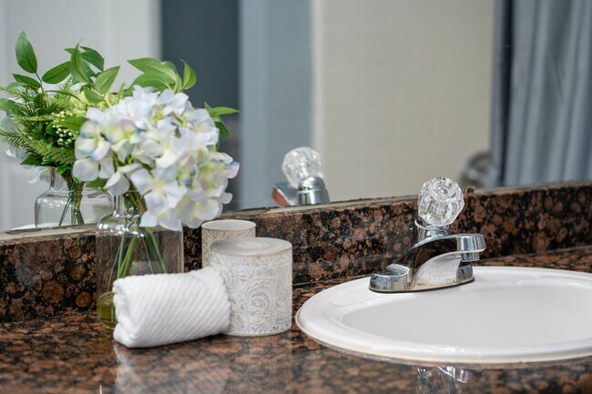 Building Photo - 2 Bedroom/2 Bath Condo with Garage and Pool view in Grand Reserve at Kirkman Parke