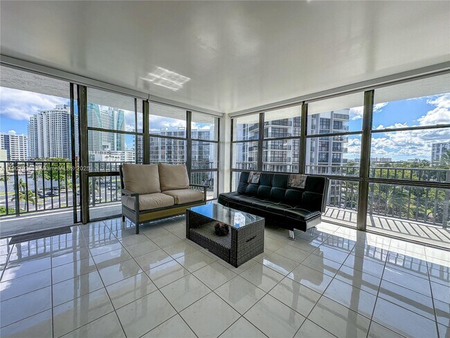 Building Photo - 800 Parkview Dr