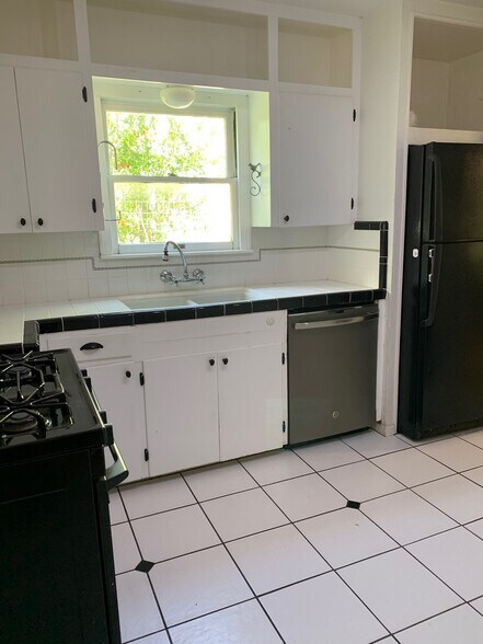 Bright window over kitchen sink - 309 Irvington Dr