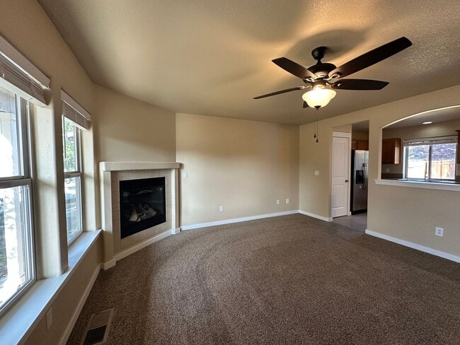 Building Photo - MOVE IN SPECIAL!  Remodeled 3 Bedroom / 2.5 Bathroom Home Southwest Redmond