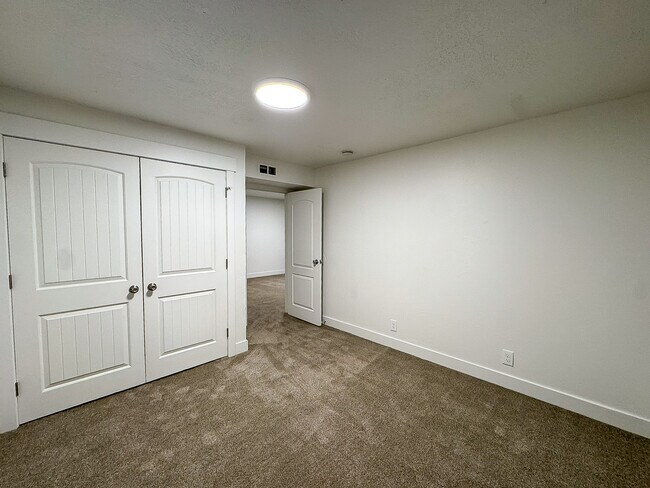 Building Photo - 1340 E Navajo Dr