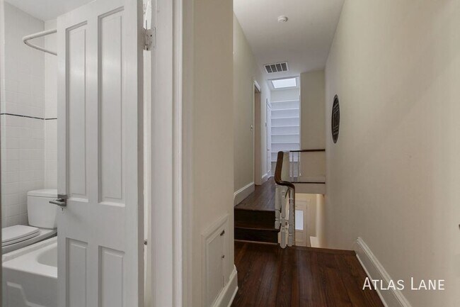 Building Photo - Professionally Managed & Recently Renovate...