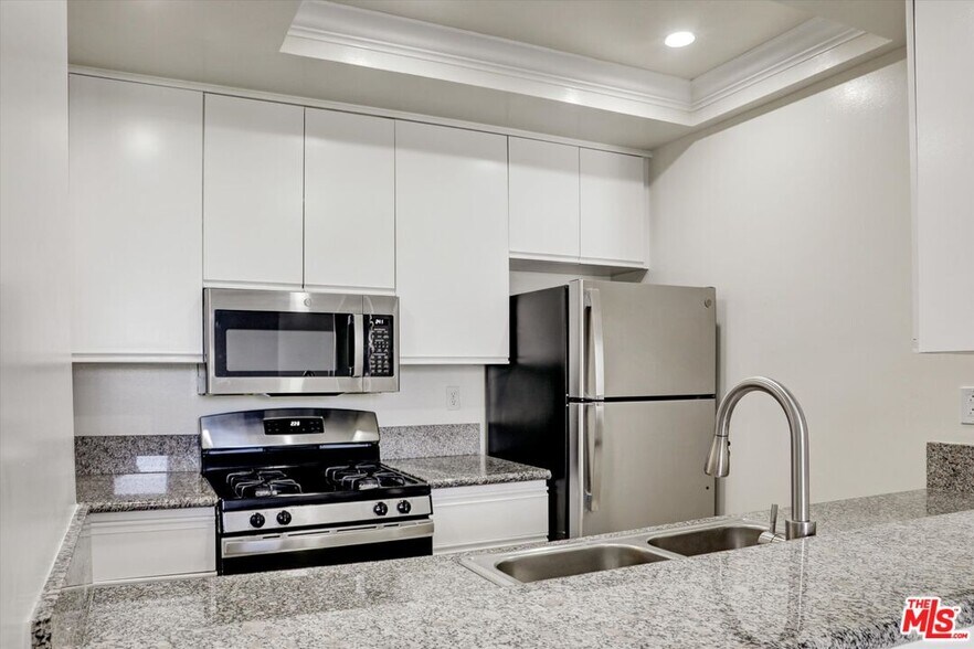 Building Photo - 10601 Wilshire Blvd