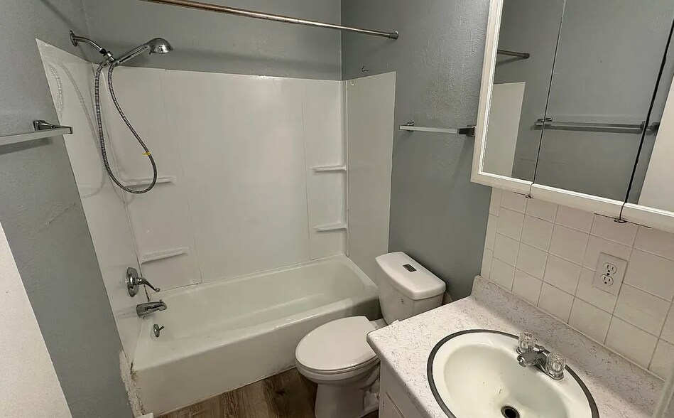 Building Photo - 3917 Reinhardt Dr