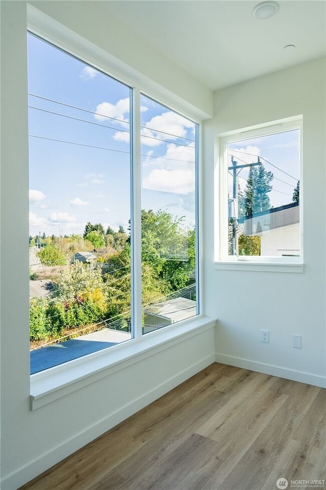 Building Photo - 2Bd/1.75Ba Seattle Townhome