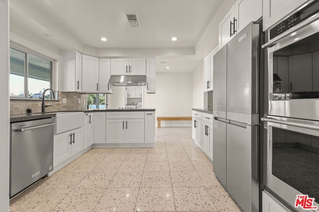 Building Photo - 4102 Cloverdale Ave