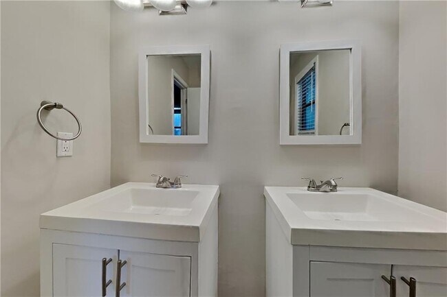 Building Photo - 5990 Bayside Dr NW