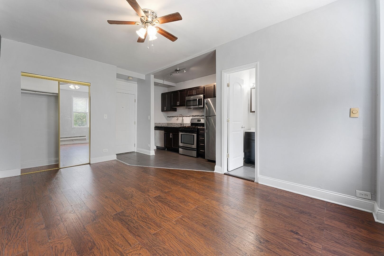 Building Photo - 5863 N Kenmore Ave