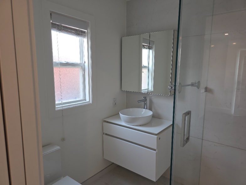 Building Photo - 3004 Kelton Ave