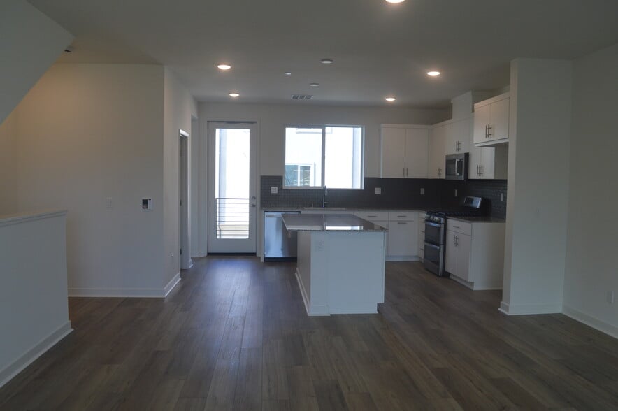 Building Photo - 5202 Sunset Wave Dr