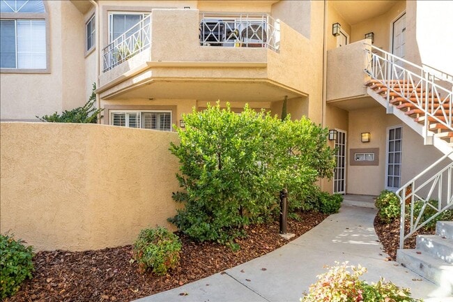 Building Photo - GREAT CONDO CLOSE TO VALENCIA MALL!