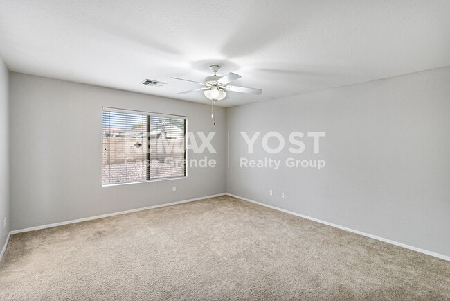 Building Photo - Open Concept living with tons of living space!