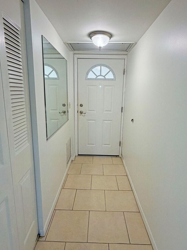 Building Photo - Spectacular Ocean front ground floor unit , just steps away from water and sand