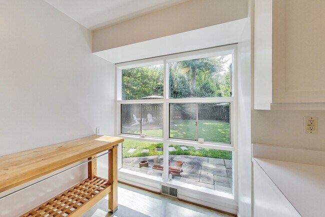 Building Photo - 3 bedroom/2 bath Light Filled Home Located in a Quiet Cul-de-Sac