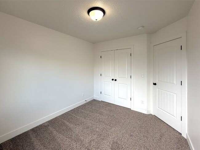 Building Photo - 4 bed, 2.5 bath duplex w/1 car garage