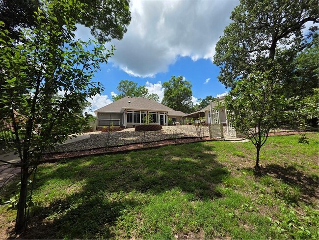 Building Photo - 15 Thackery Ln