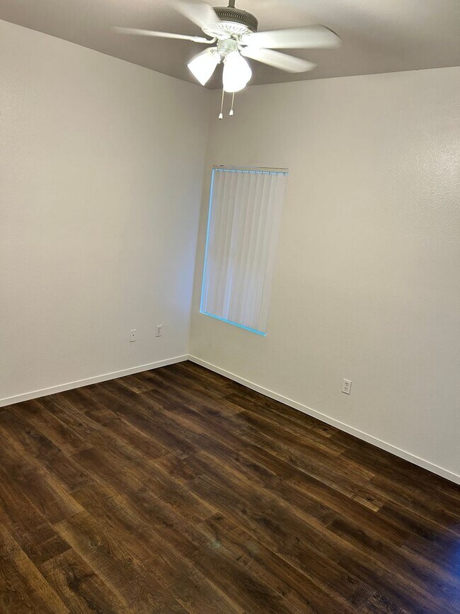 Building Photo - Beautiful unfurnished 2 bedroom in the Sou...