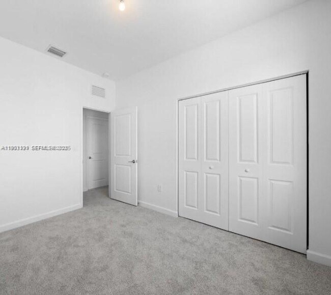 Building Photo - 701 SE 14th Ct