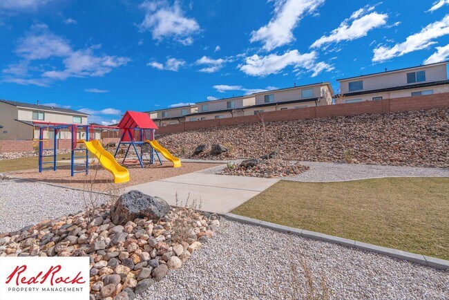 Building Photo - Spacious 4 Bedroom Home Near Hiking Trails