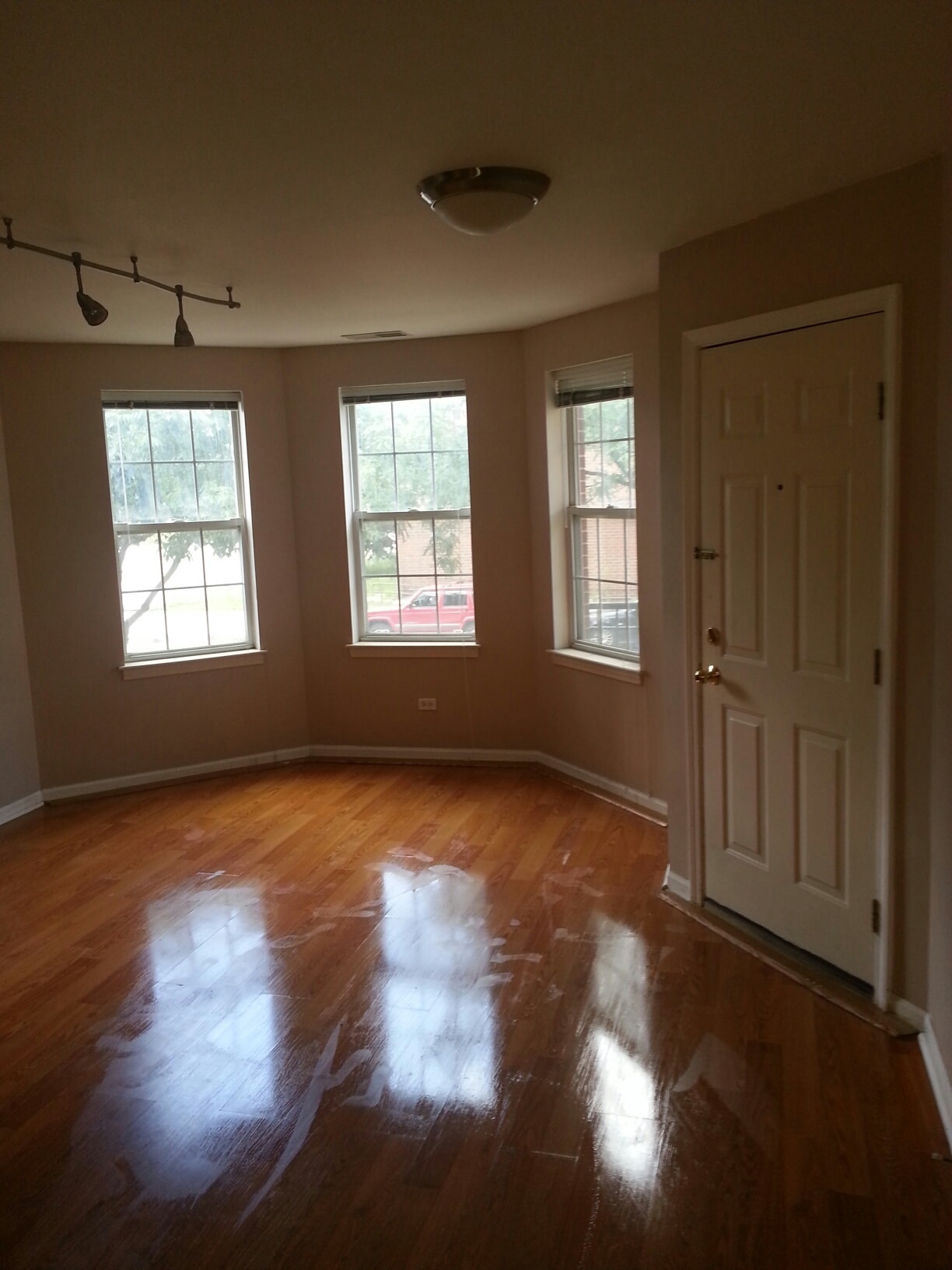 Living Room - 1453 N Larrabee St