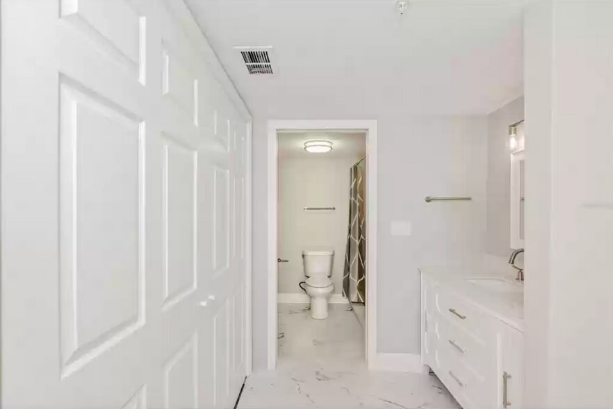 Hallway to Bathroom - 812 Pinewood Ct