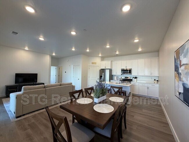 Building Photo - 5801 S Garnet Dr