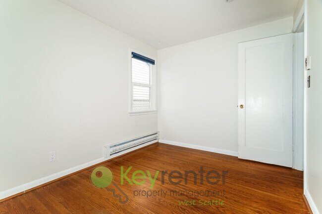 Building Photo - Stylish Three Bedroom Retreat with fully fenced yard and storage!