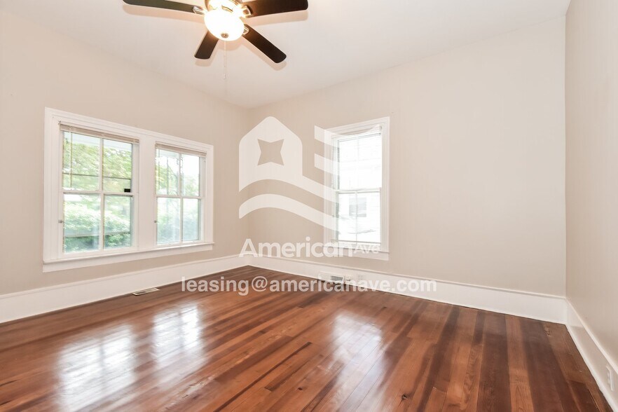 Building Photo - 3213 River Dr