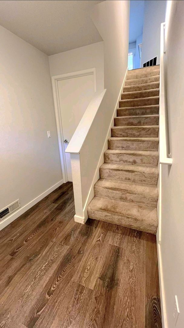Building Photo - Kirkland 2 Bedroom 2.5 Bath Springbrook Co...