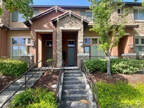 Building Photo - Beautiful 3 Bedroom 2.5 Bath Sunnyvale Vil...