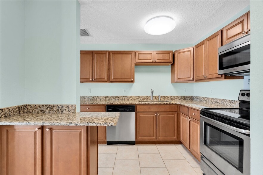 Building Photo - 4858 Coquina Key Dr SE