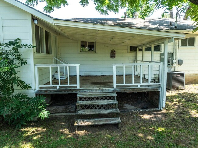Building Photo - Freshly Updated 3 Bedroom Home